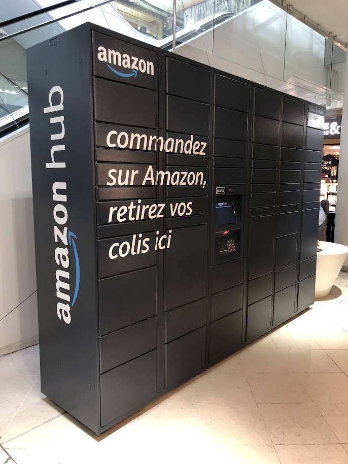 写真７：ショッピングセンター内に設置されているアマゾンの宅配ロッカーAmazon HUB