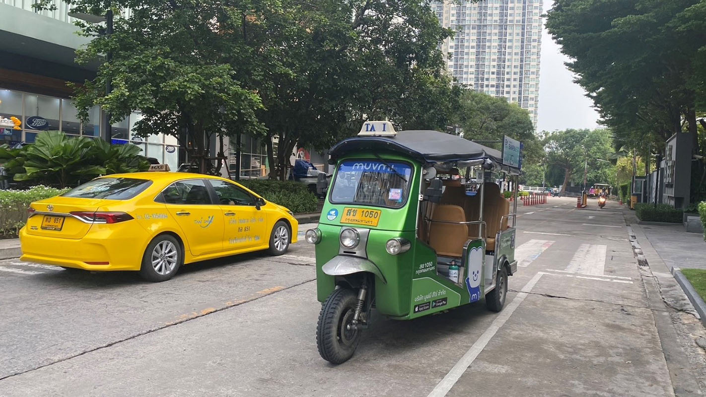 写真②：右側緑色トゥクトゥク、左側黄色タクシー
